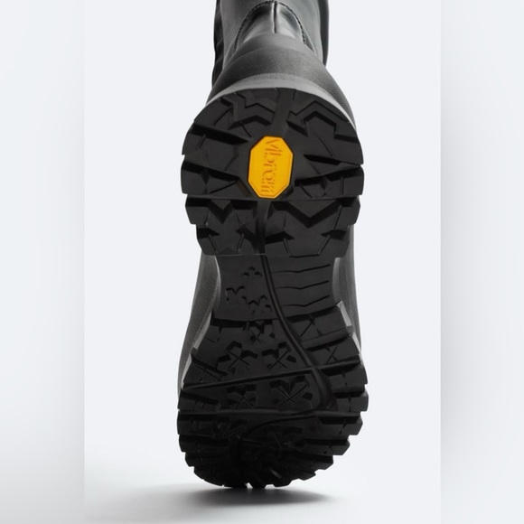 New ZARA OVER THE KNEE BLACK LEATHER VIBRAM BOOTS, US 7.5, $460 From London - Picture 4 of 16